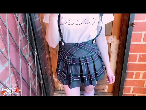❤️ Msichana wa shule Ananyonya Dick yake kwa kina na kutombana badala ya madarasa. ❤ ❤